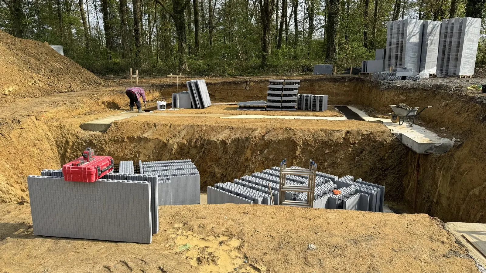 Chantier de fondations avec murs enterrés en blocs coffrants