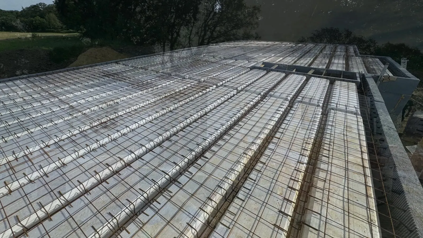 Extension d’une maison avec murs en blocs coffrants et plancher isolé