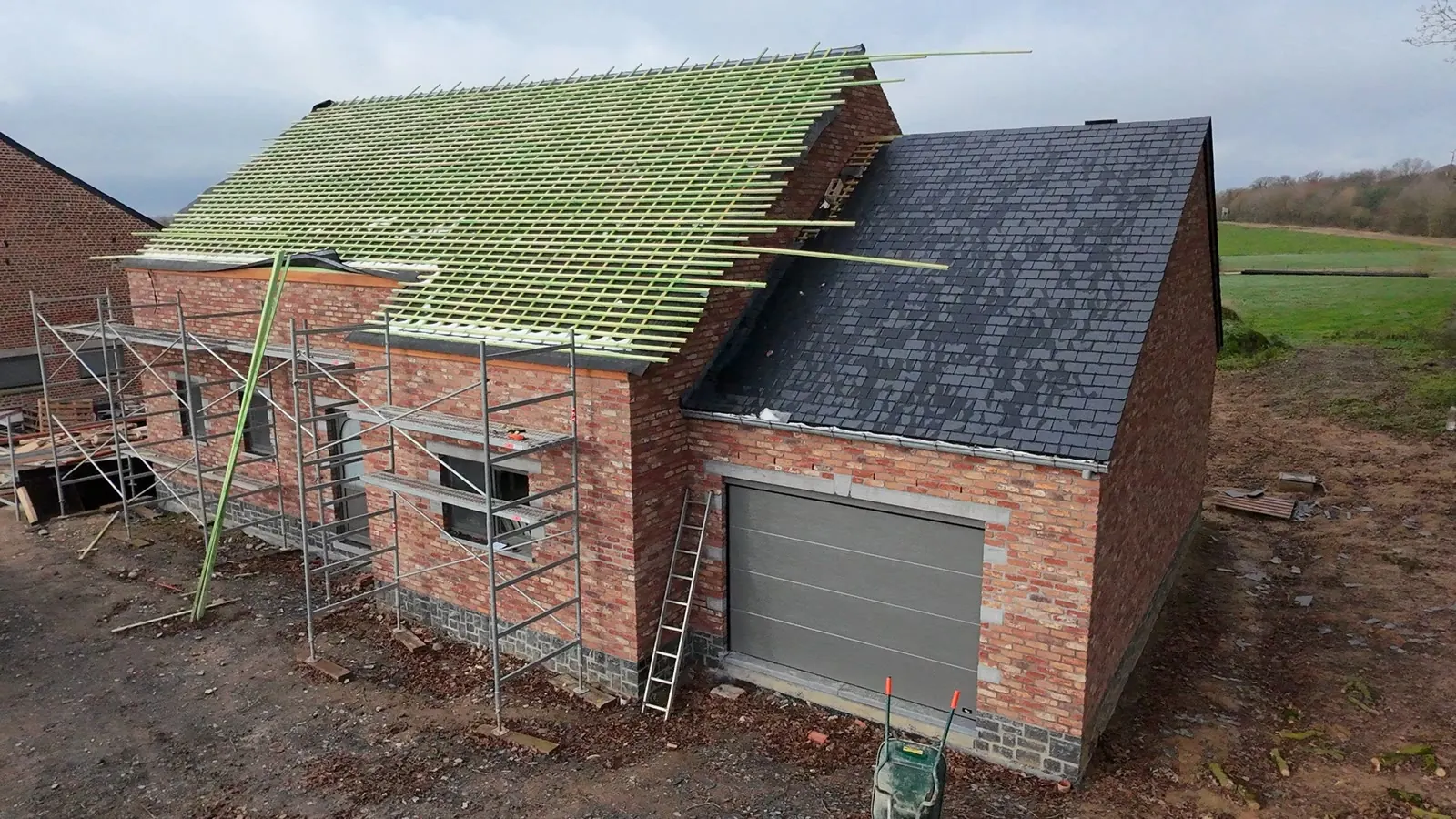 Panneaux de toiture isolants KlimaToit posés sur une extension