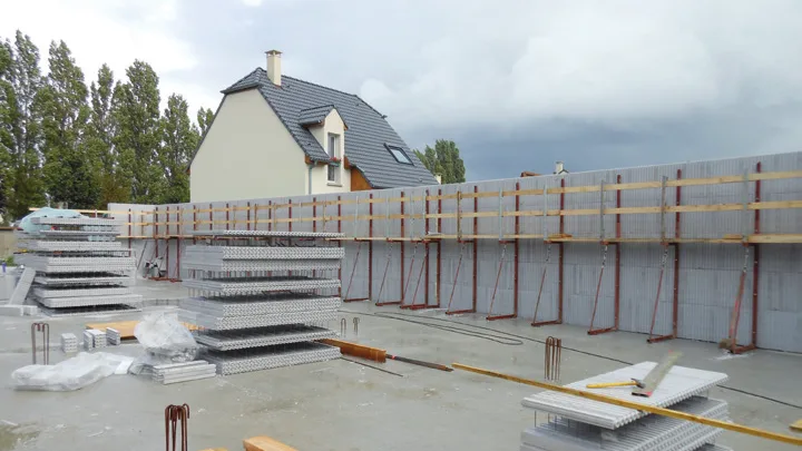 Murs Euromac2 étayés sur un chantier de maison