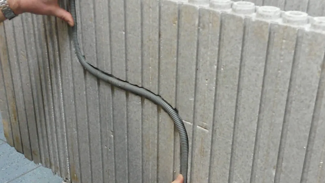 Réservation pour une gaine électrique dans un bloc Euromac2, sans pont thermique