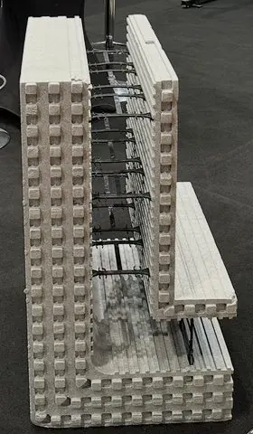 Blocs de coffrage isolants avec armatures, avant le coulage du béton