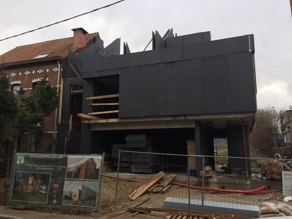 Chantier d’une maison en blocs coffrants isolants, murs montés avant coulage